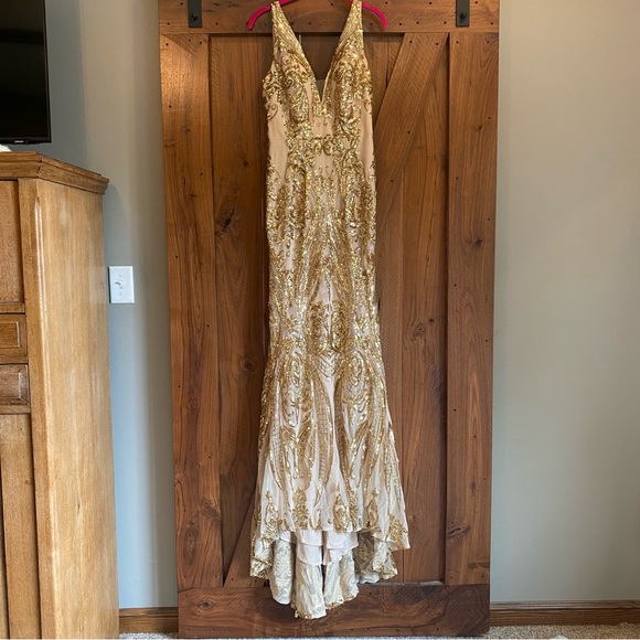 Gold sequence gown - Picture 10 of 10